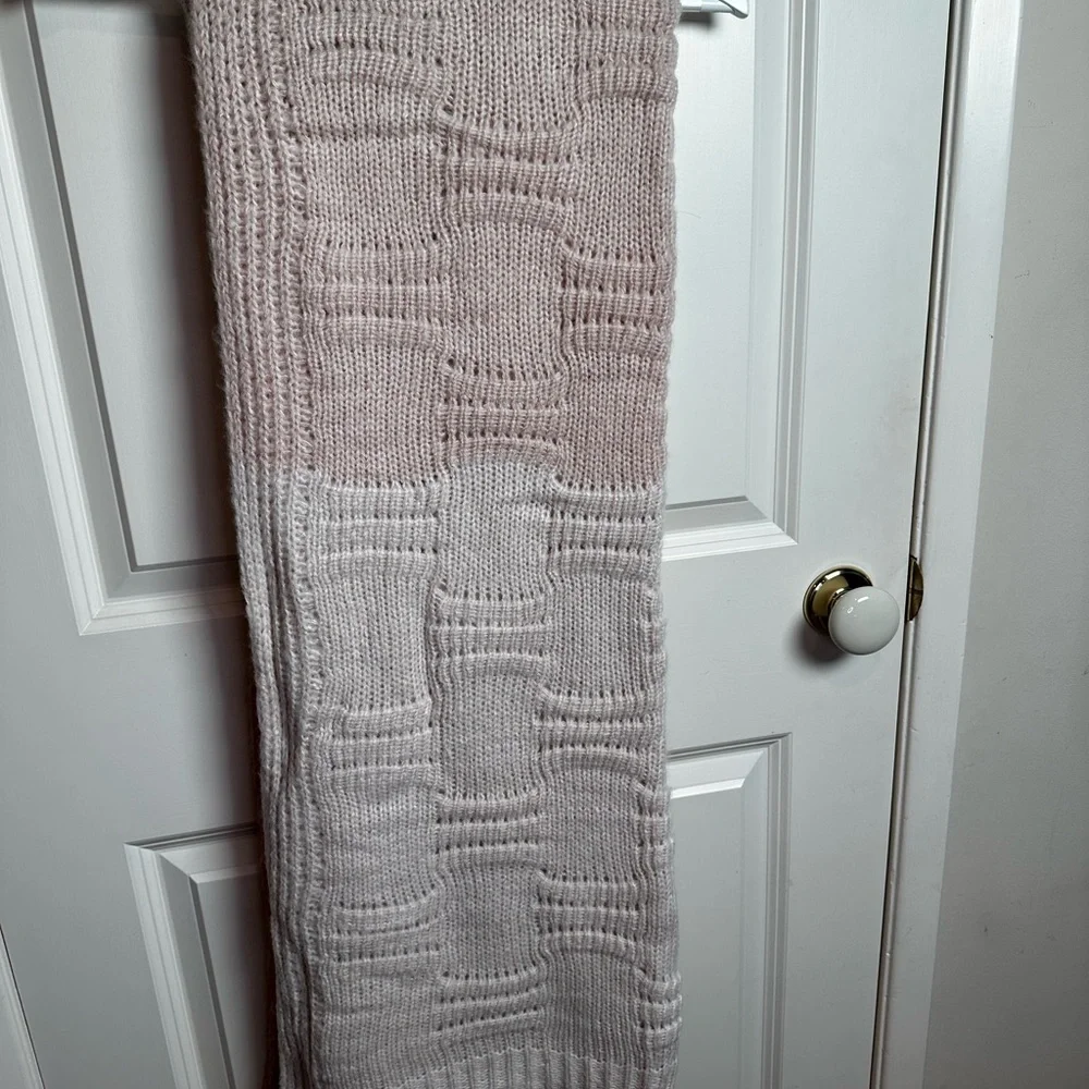 UGG Soft Knit blanket in Light Pink-start with darker pink and it get lighter